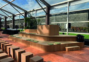 Conception et fabrication de gradins sur-mesure. 3 niveaux d'assises, jardinière de plantes, et desk pour  le DJ.
