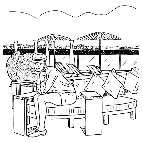 Homme en costume de marin sur un banc de plage