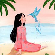 Femme face à un colibri sur la plage