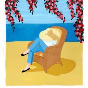 Femme détendue sur une chaise longue