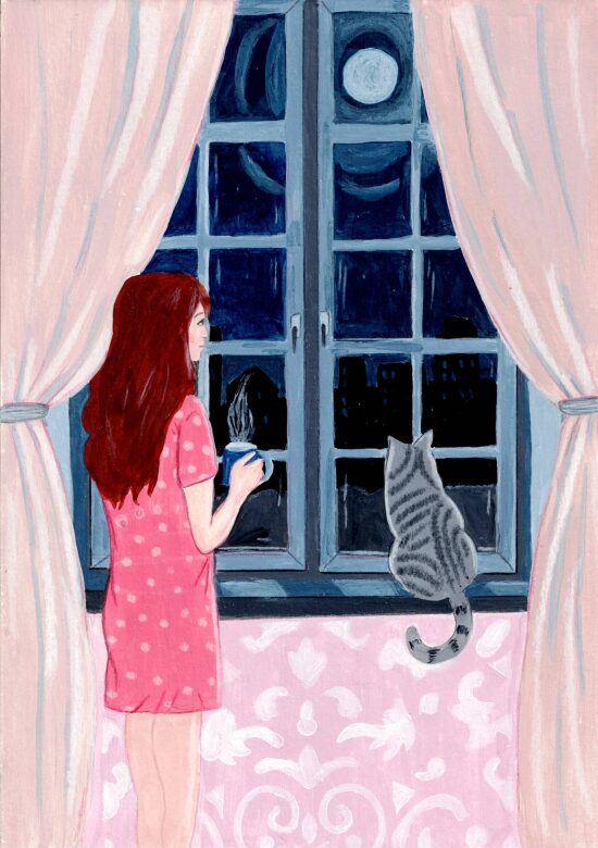 Femme regardant par la fenêtre