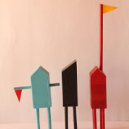 Deux figurines en bois colorées