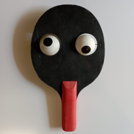 Visage en forme de racket de ping-pong