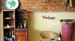 Création du logotype, décoration d'intérieur et prise de vues du bar à vins "Vintage" au Cambodge - Alexandra Estève-graphiste