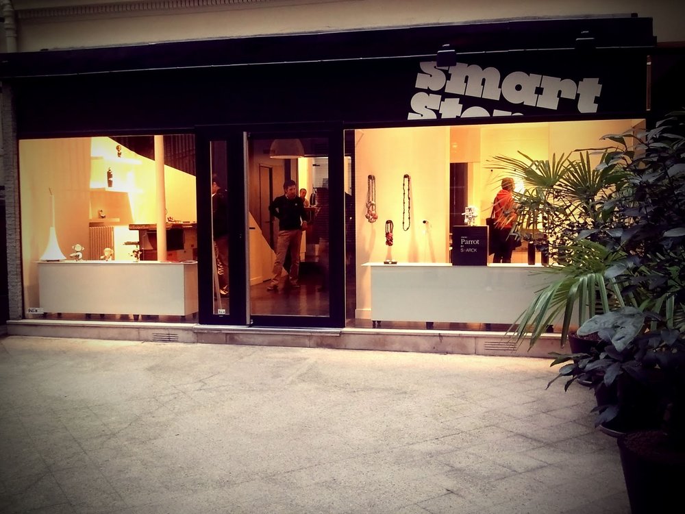 <br/><span>Boutique Smartstore - Paris 9e
Vue de la cour.

Outside view.

source : http://www.mawiode.com/wp-content/uploads/2011/04/consume_smart-store_02.jpg</span>