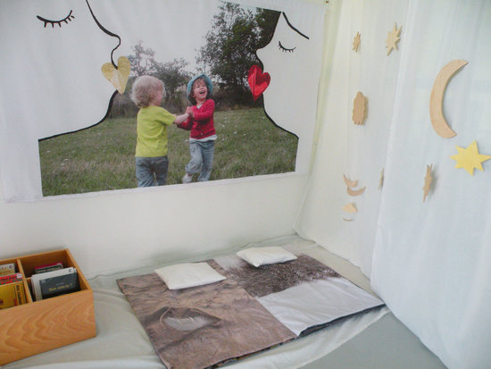 Le " livre-lit ", avec tissu mural et mobiles