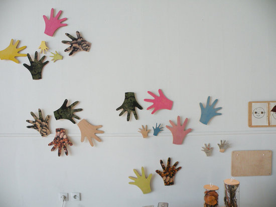 La grotte des petits : des mains en bois, mobiles ou fixes