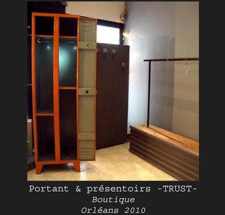 Portants et présentoirs "Trust"