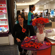 Coquelicot en papier - Création et réalisation d'une nouvelle animation de point de vente pour KENZO mai 2014