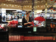 Roses Papier plié -Création et réalisation d'une nouvelle animation de point de vente pour Christian Dior - février 2014