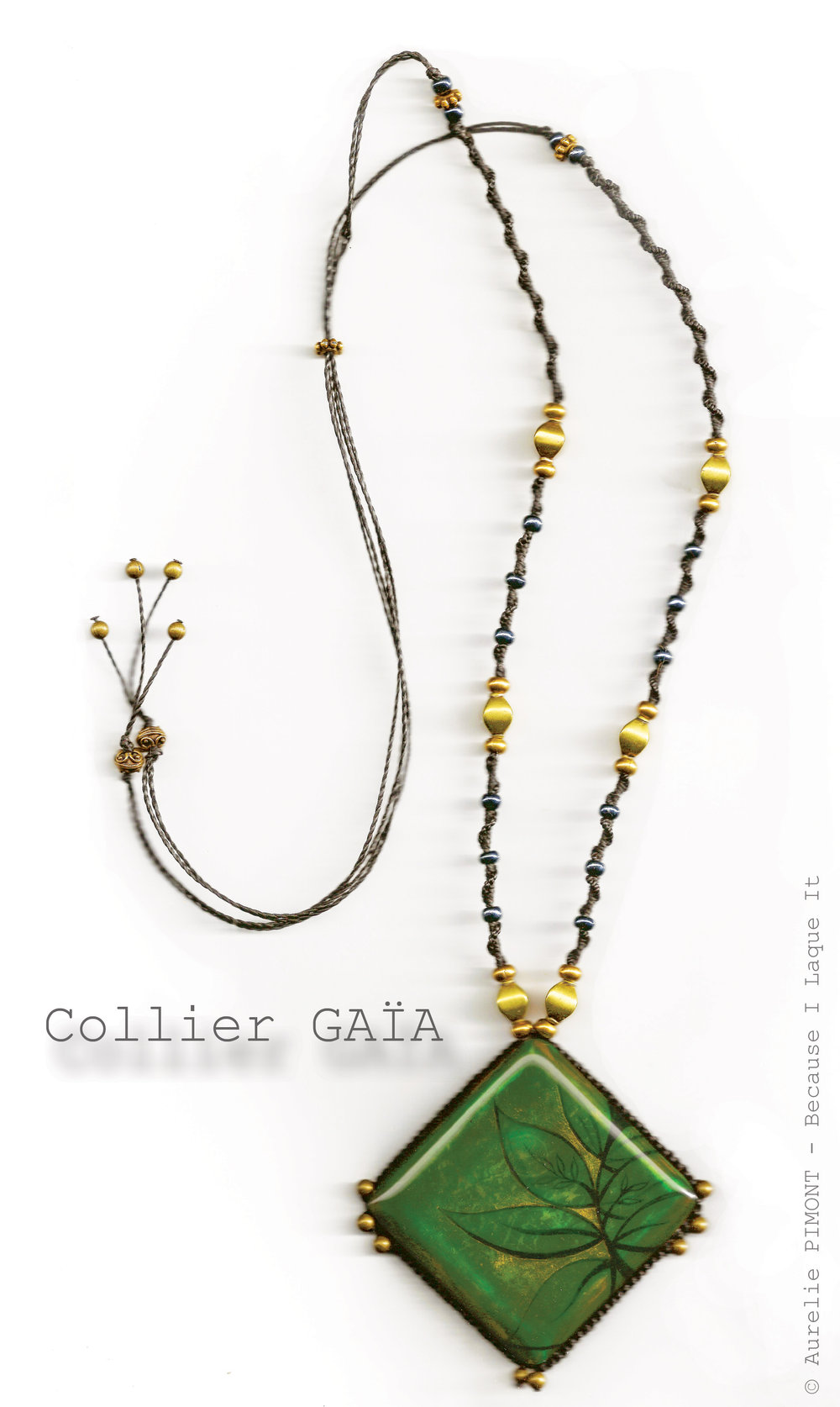 Collier GAÏA<br/><span>Dimensions du carré : 5X5
Longueur du collier réglable : collier classique ou sautoir
Perles en métal couleur bronze/or vieilli</span>