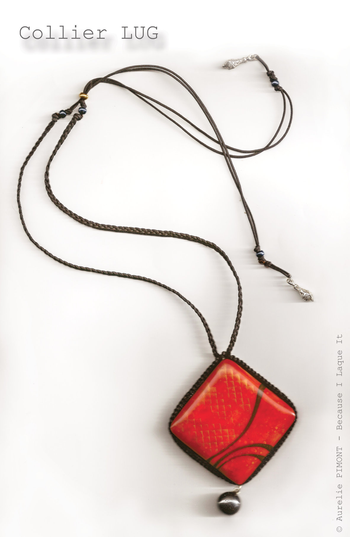 Collier LUG<br/><span>Dimensions du carré : 5X5
Longueur du collier réglable : collier classique ou sautoir
Perles en hématite</span>