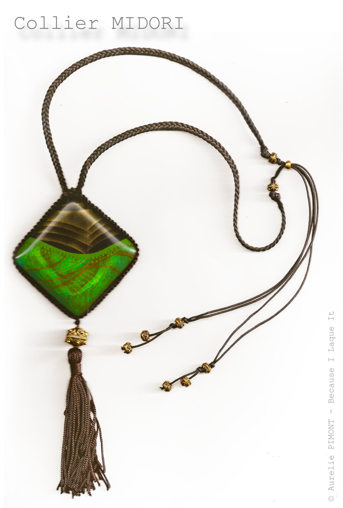 Collier MIDORI<br/><span>Dimensions du carré : 5X5
Longueur du collier réglable : collier classique ou sautoir
Perles en métal bronze</span>