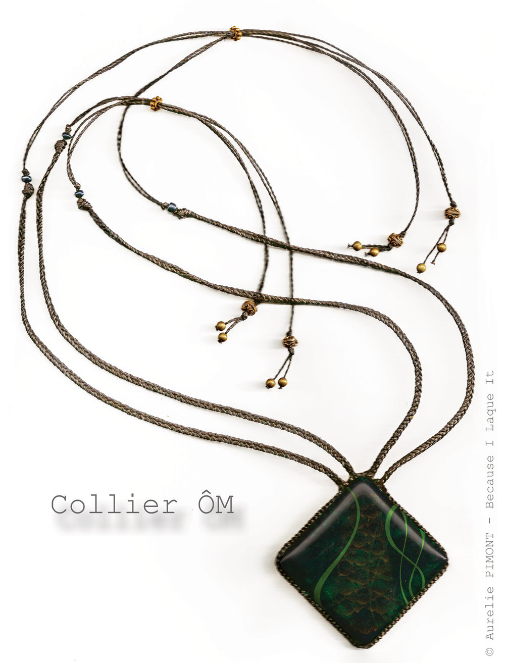 Collier ÔM<br/><span>Dimensions du carré : 5X5
Longueur du collier réglable : collier classique ou sautoir
Perles en métal couleur bronze/or vieilli</span>