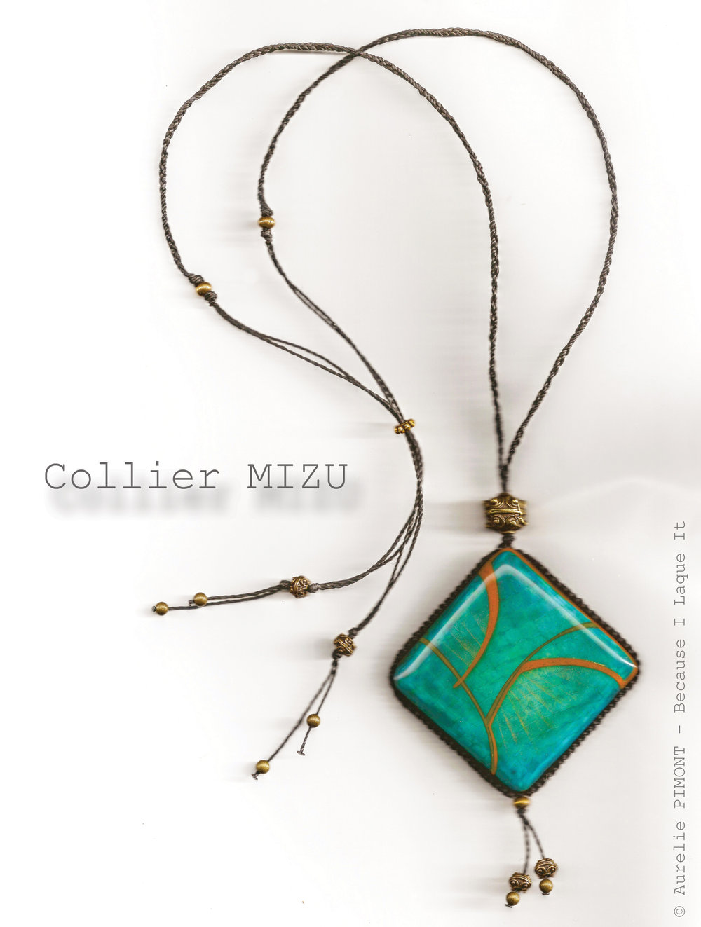Collier MIZU<br/><span>Dimensions du carré : 5X5
Longueur du collier réglable : collier classique ou sautoir
Perles en métal couleur bronze/or vieilli</span>
