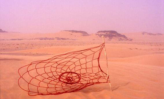 Tigidit2, installation textile, rosace (ø : 3m), technique de crochet, Niger, 2005 /// Textile installation in Tigidit. Rosette (ø : 3m), made with a knot technique. Niger, 2005.