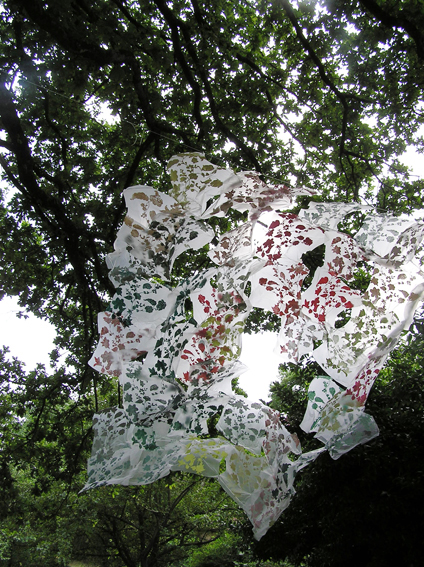 Feuillage naturel / feuillage articficiel, 5m x 5m, Guéhébert, Normandie, 2005 /// Natural foliage / artificial foliage of 5 metres by 5 metres. Guéhébert, Normandy, 2005.