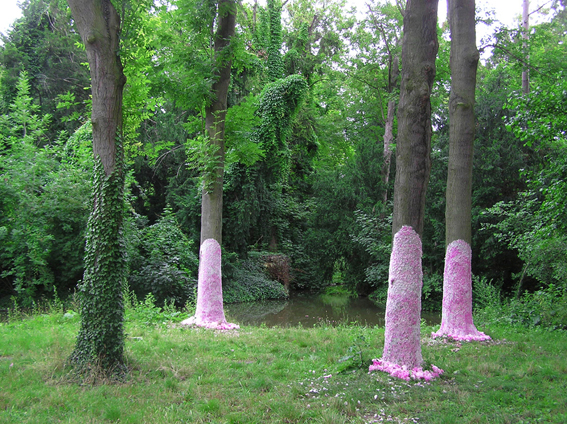 Trois troncs pétalisés. Festival WWF, Paris, 2007 /// Three petalised tree trunks. WWF Festival in Paris, 2007.