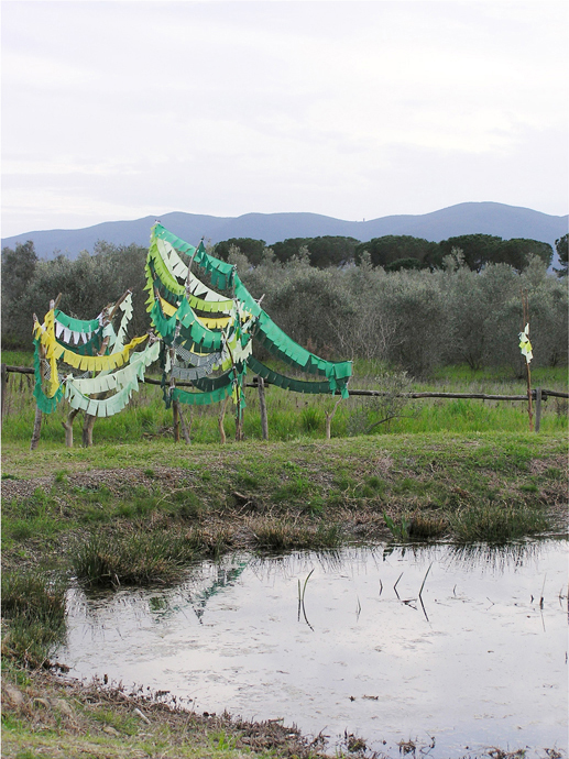 HOLO tree, séminaire européen et festival Taste 4 Arts, installation pérenne pour le Med Art Garden au siège du Legambiante, Maremme toscane, Italie, 2008 /// HOLO tree, European seminar and Taste 4 Arts festival. Self-sustaining installation for