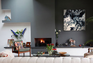 peinture-salon-couleurs-tendance-gris-graphite-cheminee-tableau-abstrait.jpg