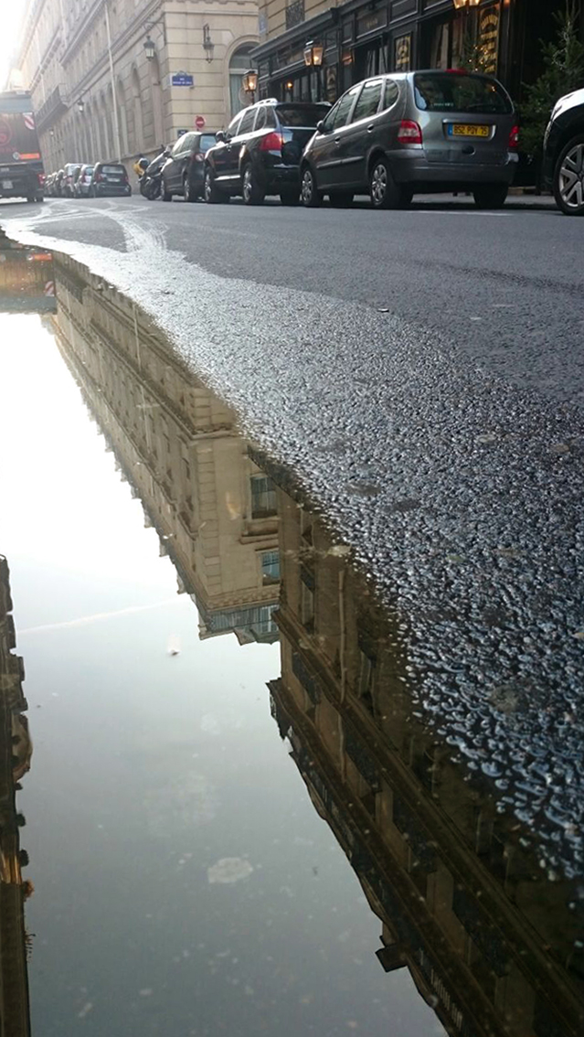 Reflet Rue du Faubourg Saint-Honoré, Paris<br/><span>Photo prise avec mon portable Sony xperia Z2</span>