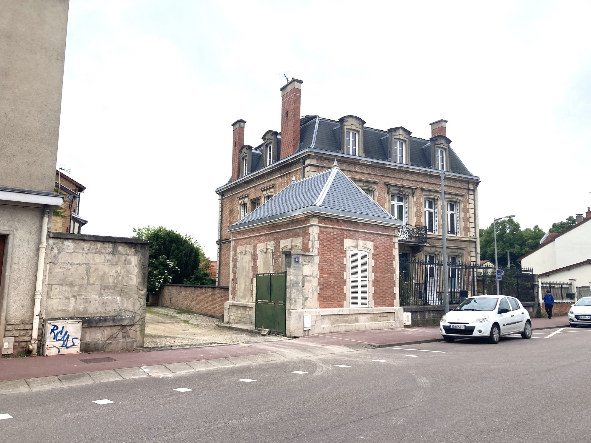 Rénovation complète (charpente + couverture + ravalement de façade) d'un petit pavillon XIXe à Vitry le François