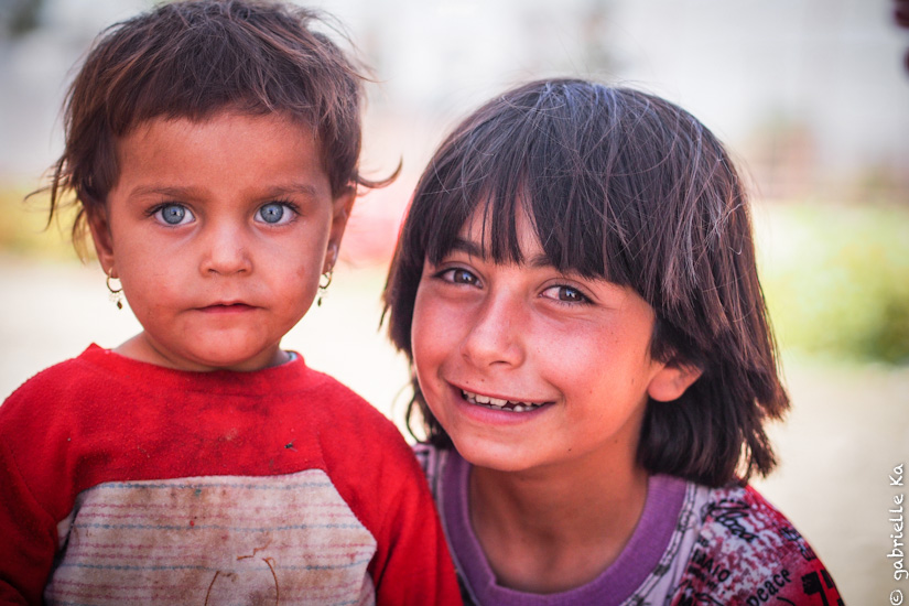 © Gabrielle Ka<br/><span>Evan, 3, and her sister in Dalal Informal settlement, Zakho city.</span>