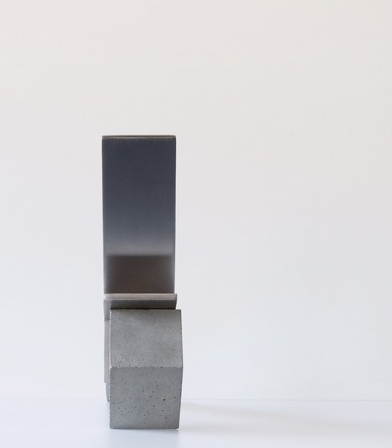 Ctrl / Alt. 2026 - Inox - Béton. H 34 L 46 l 9 cm.
