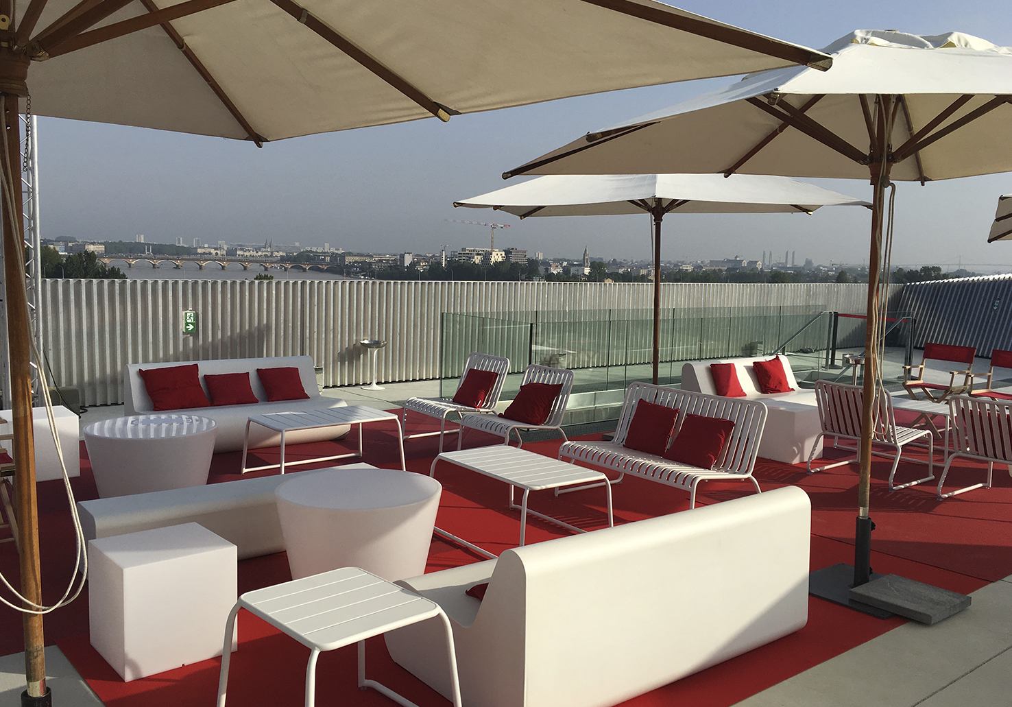 Espace VIP sur la terrasse.