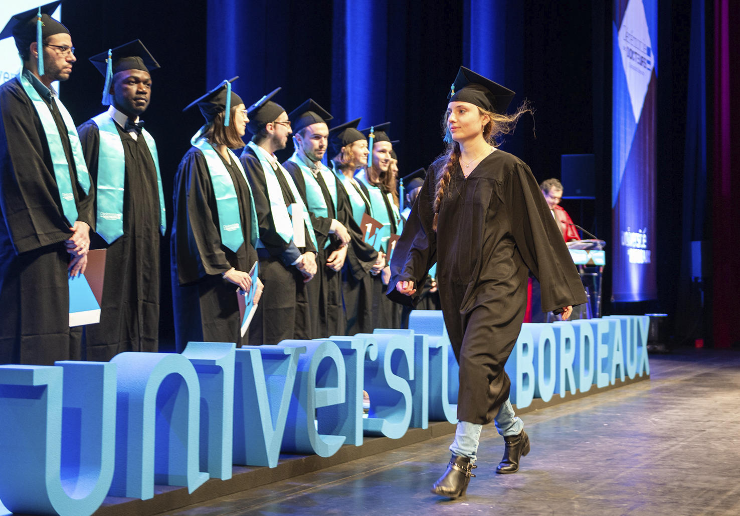 Remise des diplômes Doctorants. Université de Bordeaux. Agence Un R d'événement. Décor de scène. Lettres découpées surdimensionnées.