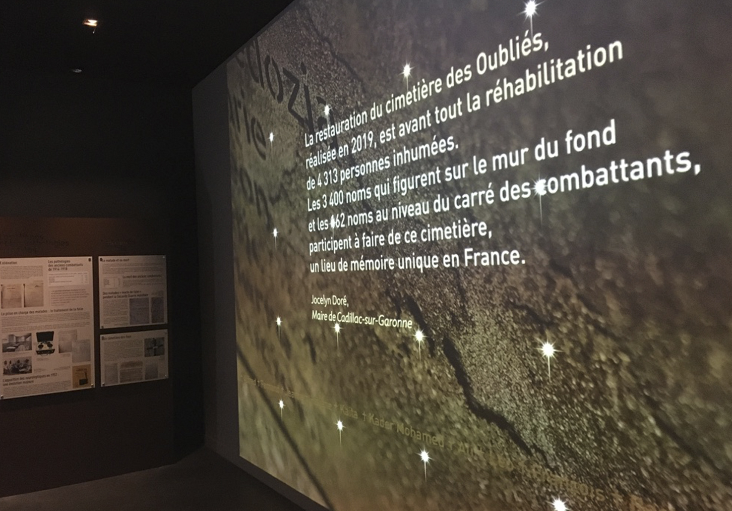 Réhabilitation en musée de la Maison du Fossoyeur attenant au cimetière des Oubliés de Cadillac. Septembre 2021. Conception scénographique.Suivi de réalisation d'une video-projection sur un pan de mur