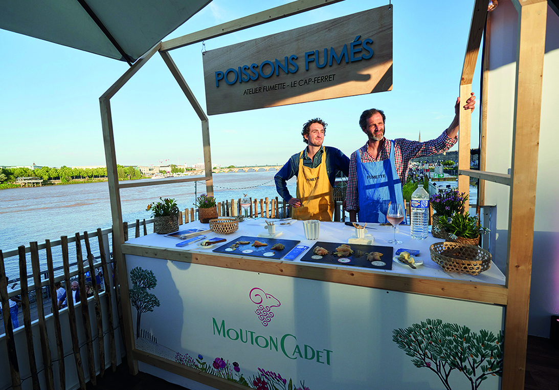 Aménagement de la terrasse du stand. Bordeaux Fête le Vin. Juin 2022