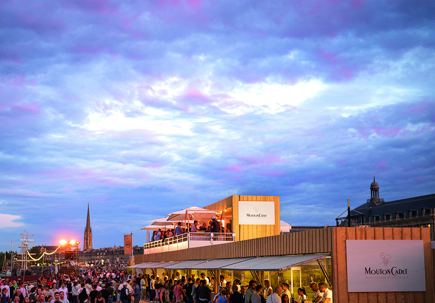 Mouton-Cadet. Aménagement du stand à Bordeaux Fête le Vin. Juin 2022. Agence Un R d'Evénement.