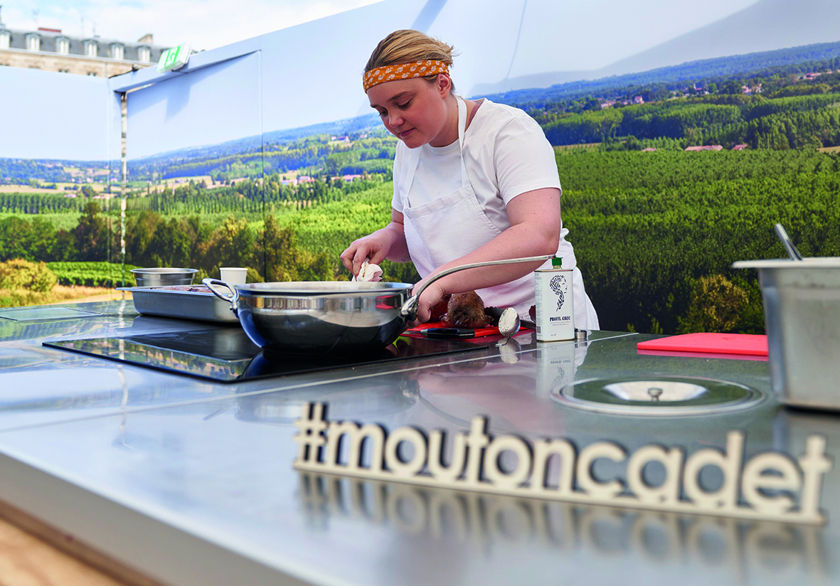 Cuisine en direct pour les dégustations. Visuel panoramique sur toutes les parois du stand