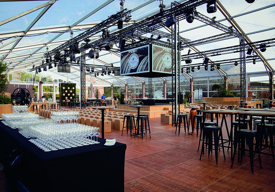 Aménagement général de la tente cristal pour plénière et réception de 800 convives. Rémy Martin. Cognac