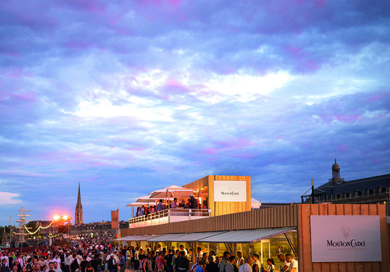 Mouton-Cadet. Aménagement du stand à Bordeaux Fête le Vin. Juin 2022. Agence @unrdevenement.