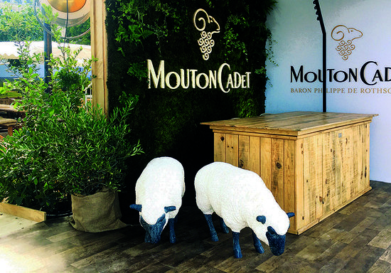 A l'entrée du stand, mur végétalisé, lettres et logo découpés