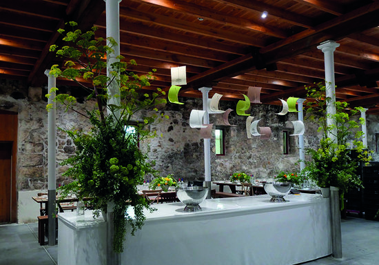 Scénographie inspirée de l'univers du château Beychevelle, à savoir les voiles, le bateau et plus largement le voyage.