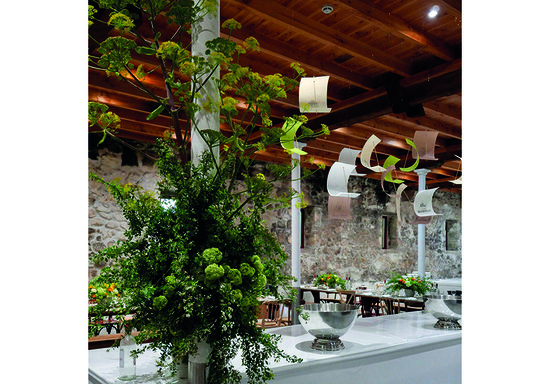 Chaque grand cru est représenté par une voile suspendue.