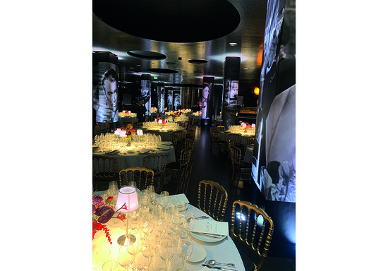 Transformation du hall d'entrée en salle de réception.