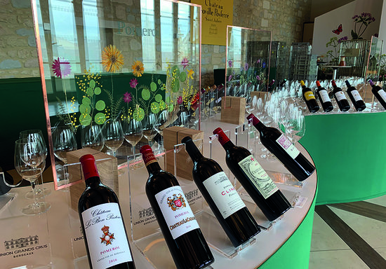 Signalétique par appellation en tableaux de fleurs naturelles séchées.