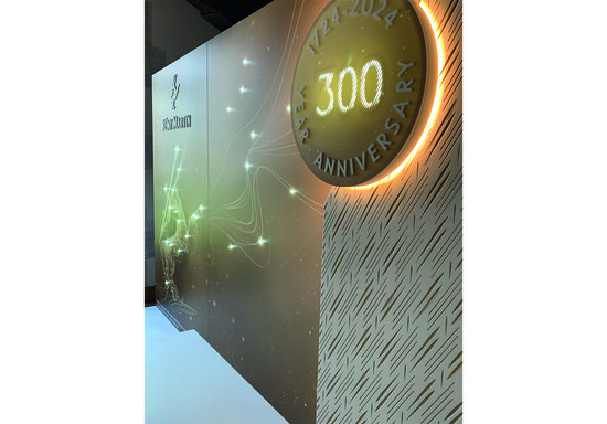 Conception d'un photocall pour les 300 ans de Rémy Martin. Cognac. Avril 2024. agence@unrdevenement