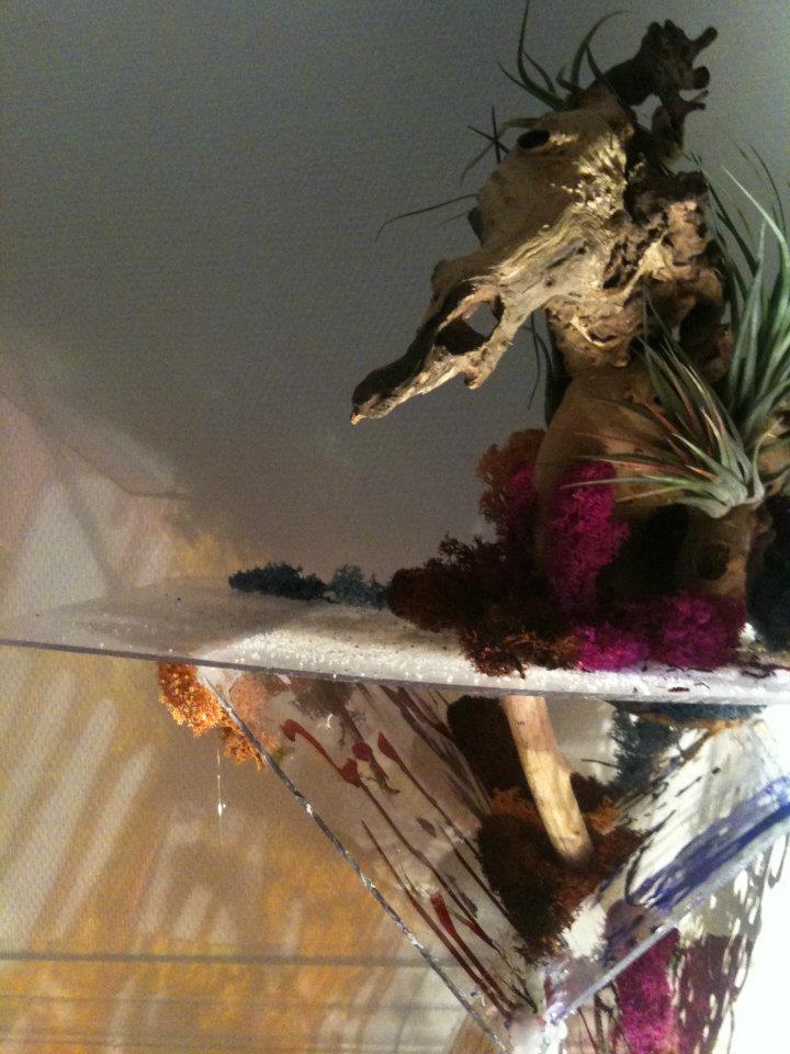 Nouvelle image<br/><span>Sculpture en Plexiglas, lichen, racine, peinture vitraille, sable  et plantes dites 